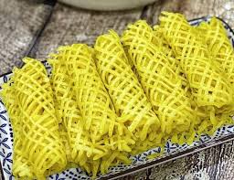 Ada yang diberi penjepit warna putih, ada juga yang diberi penjepit warna hijau. 5 Resep Roti Jala