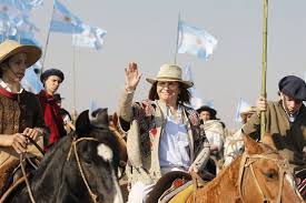 El frente de todos repartió un manual entre sus candidatos. With Poncho And On Horseback This Was The Arrival Of Patricia Bullrich To The Protest Of The Field In San Nicolas 1 Seo