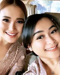 FOTO Ayu Ting Ting Hadiri Akad Nikah Tania Nadira, Ikut Deg-Degan