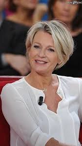 A plus de 50 ans pour la plupart, elles sont assurées et lumineuses. 94 Idees De Cheveux Blancs En 2021 Cheveux Cheveux Blancs Coupe De Cheveux