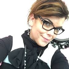 Jessica Steele (@AkBeehiveBeauty)