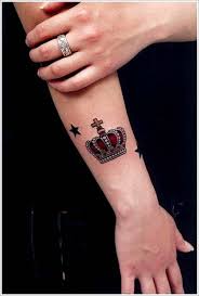 Red Crown Tattoo Kirmizi Tac Dovmesi Boyun Dovmeleri Dovmeli Kadin Omuz Dovmesi