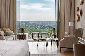 Le port du masque dès 6 ans est obligatoire et vous devez vous munir de l'autorisation de sortie en cochant la. Confinement Couvre Feu Les Hotels Ouverts En France