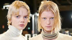 Als je een hele korte coupe hebt, is het trouwens een ideaal moment om te gaan experimenteren met je haarkleuren!je kan meegaan met de laatste trends in haarkleuren, als je het toch niets blijkt te vinden, verf je. Korte Kapsels Winter 2021 Zo Willen We Allemaal Wel Kort Haar