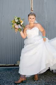 Check spelling or type a new query. Eine Schone Country Western Braut Zeigt Ihre Cowgirlstiefel Unter Ihrem Hochzeitskleid Ab Lizenzfreie Fotos Bilder Und Stock Fotografie Image 59830528