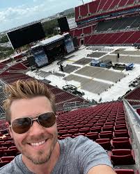 Night one of the #HereAndNowTour with @kennychesney !! Let's go, Tampa!