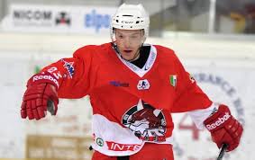 Aus 100% polyester, und der farbe orange, besteht das neue coole denver broncos manning frauen trikot home. Markus Gander Wird Endlich Wieder Das Weissblaue Trikot Der Broncos Tragen Eishockey Magazin