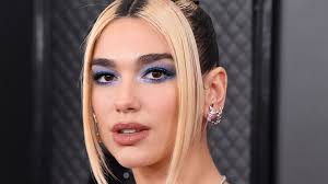 Dua lipa stripped off for fans on stage at the grammy's last nightcredit: 2020 Grammys The Best Beauty Looks From Dua Lipa Ariana Grande And More Entertainment Tonight