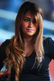 «ho voluto tenere senza fuori dalla raccolta dei 115 brani, racchiusi in quando facevo la cantante, per un'occasione speciale. Pin On Hair Affair