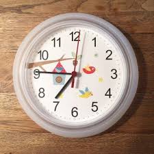 Diy Wanduhr Furs Kinderzimmer Ganseblumchen Sonnenschein Kinder Zimmer Wanduhr Ikea Uhr