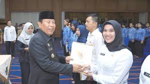 Pemerintah republik indonesia kembali membuka penerimaan calon pegawai negeri sipil (cpns), baik untuk lingkungan pemerintah pusat maupun daerah. Pesan Bupati Rohul Riau Saat Penyerahan Sk Cpns Jalankan Sumpah Dan Janji Tribun Pekanbaru