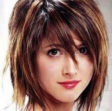 Kalau rambutmu lurus, berikan sedikit volume dengan membuat gaya wavy menggunakan rol rambut yang besar. 42 Potongan Rambut Shaggy Layer Sebahu Gaya Populer