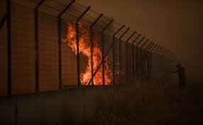 Σοκαριστικές είναι οι εικόνες από την πυρκαγιά που καίει ανεξέλεγκτα από το μεσημέρι της τρίτης (3/8/2021) στην βαρυμπόμπη. Uhnft5ivqh6k5m