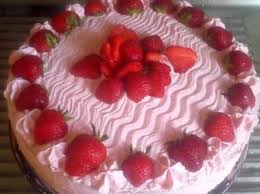 La crema pasticcera è una delle preparazioni di base essenziali per la pasticceria. Ricetta Torta Panna Fragole E Crema Pasticcera Dolcidee