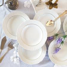 Res Jolie Assiette Creuse En Porcelaine Blanche Et Liseret Dore Les Bords Sont En Relief Avec Des Motifs Floraux Point N Oubliez Pas Plates Tableware