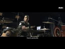 Musik latar (backing track) lagu iwan fals pesawat tempur untuk latihan vokal dan solo lead gitar, simak video dibawah ini. Zalikha Floor 88 Chords Chordify