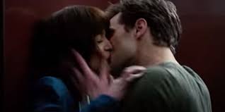 Bonjour à tous, nous avons le plaisir de vous présenter le film de l'année 2015, celui dont vous avez tous tant entendu parlé, le désormais mythique 50 nuances de grey. 50 Nuances De Grey La Realisatrice Ne Tournera Pas La Suite