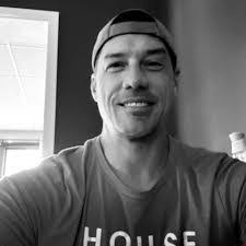 Janine Wray's Instagram, Twitter & Facebook