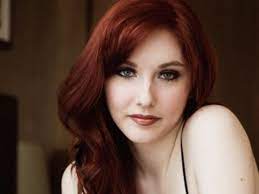 Dark Red Hair Love The Fair Skin And Hair Combo Red Hair Pale Skin Hair Pale Skin Beauty Hair Color