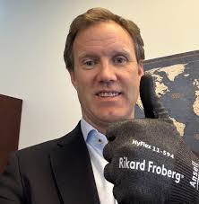 Kenneth Gottschalk's Instagram, Twitter & Facebook