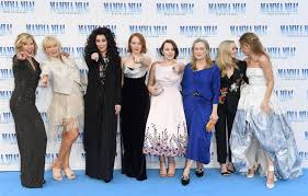 Dieci anni dopo il debutto del film mamma mia! Cher E Meryl Streep Il Bacio Alla Premiere Di Mamma Mia 2 Corriere It