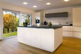 Entwurf Musterhaus Ulm Von Fertighaus Weiss Mit Bildern Fertighauser Haus Kuchen Kuche Holzboden