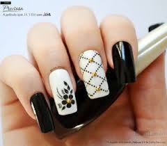 Continúa leyendo y descubre la gran variedad que el 2019 trae en decoraciones de uñas de manos y pies. 14 Disenos De Moda Pon Flores En Tus Unas Video Tutorial Manoslindas Com Black And White Nail Art Fashion Nails Nail Art Designs
