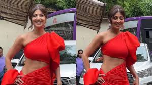Shilpa Shetty flaunts her toned abs in red thigh-high slit dress at 48, fans  call her inspiration. Watch | Bollywood - Hindustan Times