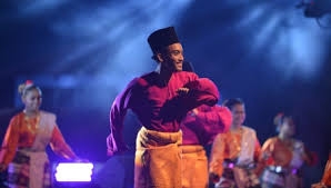 Pakaian ini selalunya dipadankan dengan kain samping yang diikat di bahagian pinggang dan bersongkok. Berau Memiliki Tiga Tari Tradisional Berau Post