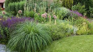 Gräser im garten sehen schön aus, brauchen aber auch ab und an einen gesunden schnitt, damit das so bleibt. Runde Harmonie Mit Stauden Graser Im Garten Stauden Garten