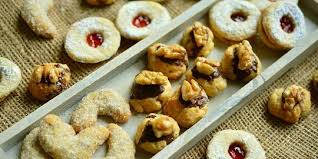 Tersedia menu kue blackforest tiramissu, bolu gulung, lapis mawar bakery & cake shop merupakan toko roti terkenal di kota medan, sumatera utara yang telah memiliki 5 cabang dan 1 kantor pusat di pinang. Macam Macam Kue Kering Yang Cocok Disajikan Untuk Lebaran Mudah Dibuat Merdeka Com