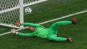 Juventus'da kiralık olarak forma giymektedir. Hey3 Uu2mznehm