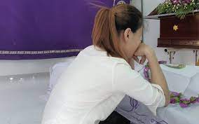 Kể lại với bà ngoại về việc có một người đàn ông cho cháu 3 cây kẹo mút rồi bảo sẽ dắt bé gái 5 tuổi đi tìm ba. Scckla67xj6flm