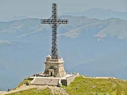 N 2014, construcia a conceptul crucii este axat pe simetrie elementul compoziional determinant al crucii de pe caraiman este simetria, care guverneaz soluia. Crucea De Pe Caraiman