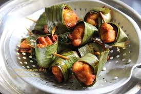 Goreng ayam yang telah dibungkus daun pandan. Amie S Little Kitchen Resepi Dan Cara Mudah Membuat Ayam Pandan Thai Yang Sangat Sedap