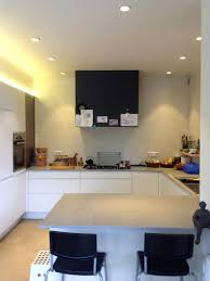 Regleta luminosa led modelo emiled de 12v con luz fría de 5500ºk y acabado en metacrilato para muebles altos de cocina. Iluminacion De Cocinas Algunas Ideas Y Consejos Practicos