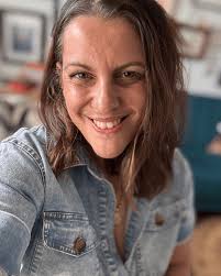 Leanna Bishop's Instagram, Twitter & Facebook