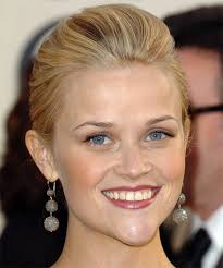 Reese witherspoon haircuts the medium wavy hairstyle full of curls is dressed over the shoulders showing off the ideally defined medium curls that are perfect for people with long face shapes. 21 Reese Witherspoon Hairstyles Hair Cuts And Colors