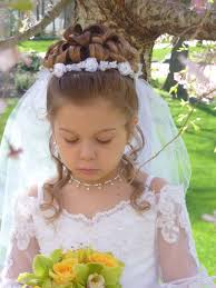 Communion Half Up Half Down With Veil Placement Communionhairideas Communionhair Kidsp First Communion Hairstyles Communion Hair Pieces Communion Hairstyles