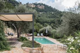 Une Maison Avec Piscine Entouree D Oliviers En Provence Planete Deco A Homes World Bastide Piscine Villa A Louer