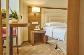 Ziua porților deschise în industria ospitalității românești alături de copiii liceului economic din piatra neamț și de doamna secretat de stat cristina tarteata. Central Plaza Hotel In Piatra Neamt Room Deals Photos Reviews