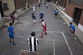 Vectores e ilustraciones de stock sin royalties de niños jugando futbol. Futbol En La Calle Cerca Amb Google Futbolcallejero Futbol Callejero Futbol Ninos Futbol