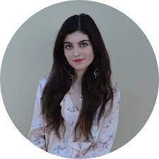 Ο πατέρας της ήταν ιδιωτικός υπάλληλος ενώ η μητέρα της, ίρα οικονομίδου, ήταν ζωγράφος και ζούσαν στο ψυχικό. Xristina Kalogeropoyloy To Site Twn Foithtwn