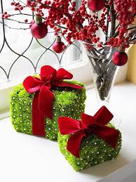 29 Festive Christmas Crafts You Can Make Right Now Holiday Crafts Christmas Christmas Flowers Christmas Crafts To Sell Bazaars