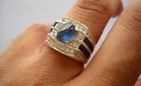 Namun, hal ini berbeda dengan yang namanya mahar. Memakai Cincin Di Tangan Kanan Atau Tangan Kiri