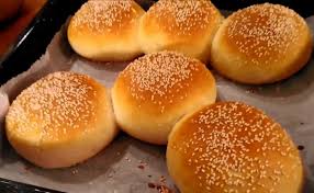 Une recette de pains à burger maison, pour se régaler avec de bons hamburgers fait maison pour le plaisir confinement oblige, nous partageons beaucoup plus de repas qu'à l'accoutumée à la maison. Epingle Sur Sales