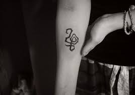 40 Inspirierende Hakuna Matata Symbol Tattoos Seine Bedeutung Ein Leben Ohne Sorgen Bedeutung Ha Hakuna Matata Hakuna Matata Tattoo Hakuna Matata Symbol