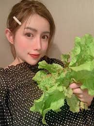 나가이 마리아, 하와이에서 구입한 오일을 사용해서 마늘슐림프🧄🦐를 만들었어집에 틀어박혀 있어서 자가재배하고 있어