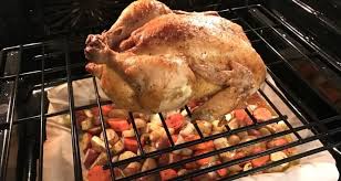 Un Poulet Roti Cuit Directement Sur La Grille De Votre Four Croustillant A Souhait Et Une Cuisson Parfaite Food Braised Meat