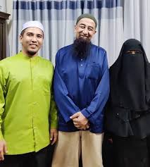 Tidak boleh dipandang sebelah mata, diremehkan , sebagaimana yang disabdakan oleh nabi muhammad saw. Eh Dok Ingat Mu Ada Bini Sorang Lagi Isteri Ustaz Azhar Idrus Seloroh Saat Rakam Foto Bersama Media Hiburan